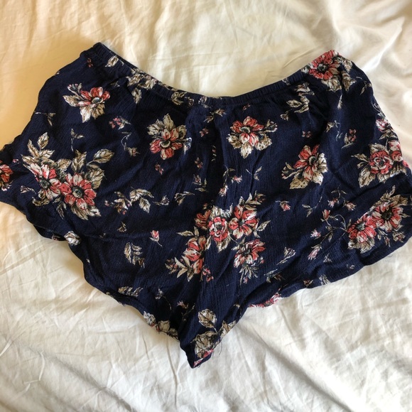Flowery shorts - Picture 2 of 3
